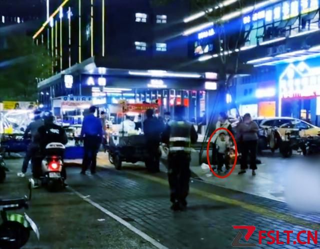 廣東一男孩火了，大喊“城管來了”提醒攤販！網(wǎng)友：放哨的小英雄