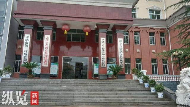 湖北云夢一退休人員稱被局長推下臺階導(dǎo)致骨折？警方：已立案